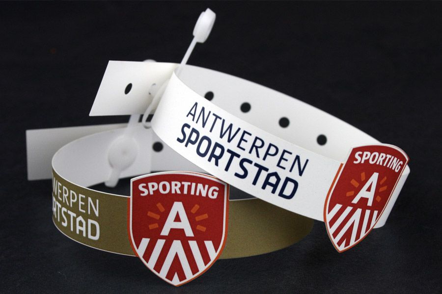 plastic polsbandjes uitgesneden in de vorm van het logo van Antwerpen Sportstad - in wit en goud